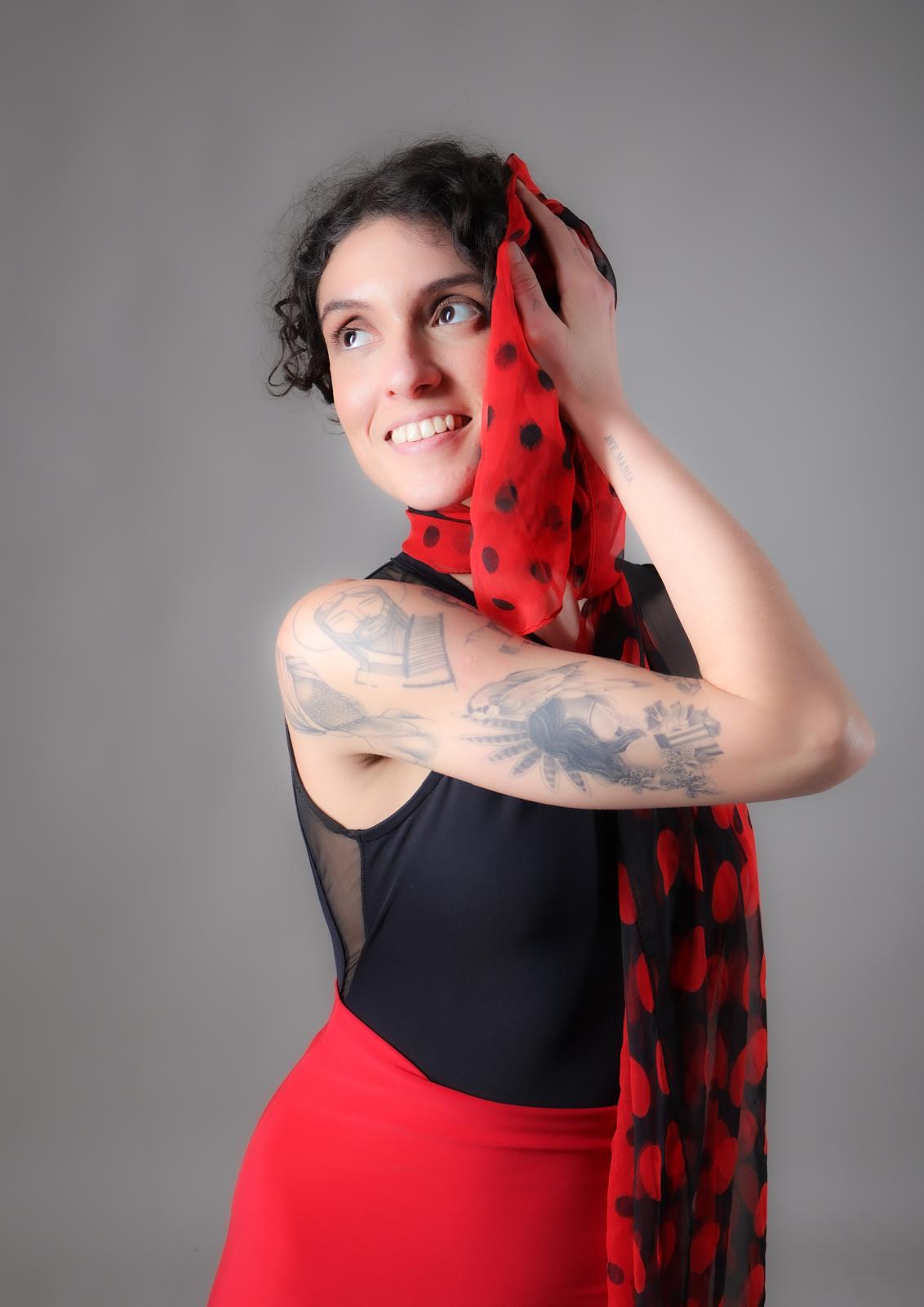 Portret editorial în studio, Dublin — eșarfă roșie cu buline