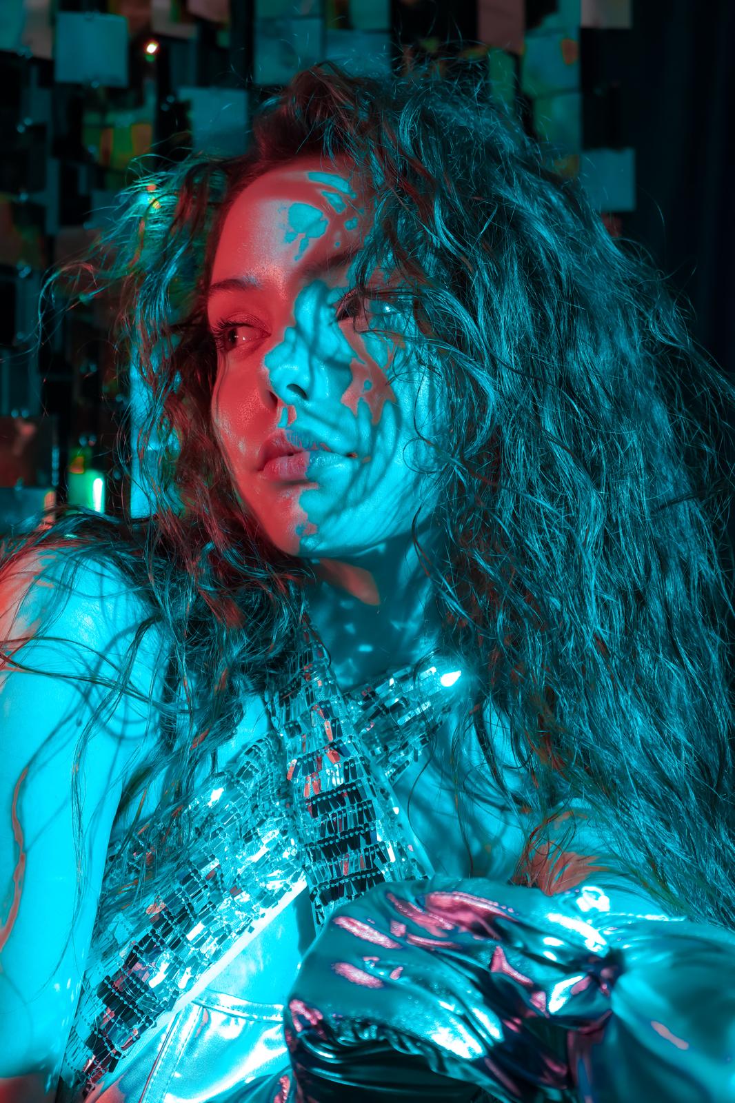 Portret beauty editorial în studio, Dublin — decor cu oglinzi și machiaj creativ
