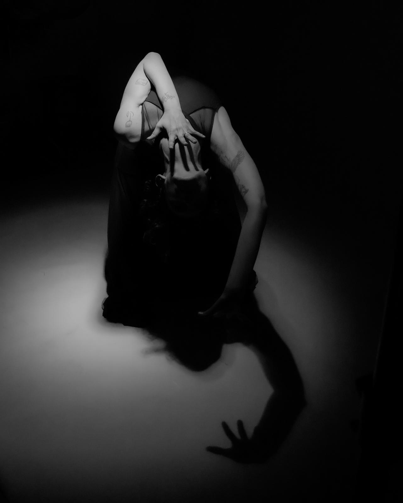 Portret monocrom de dans contemporan, fotograf editorial Dublin