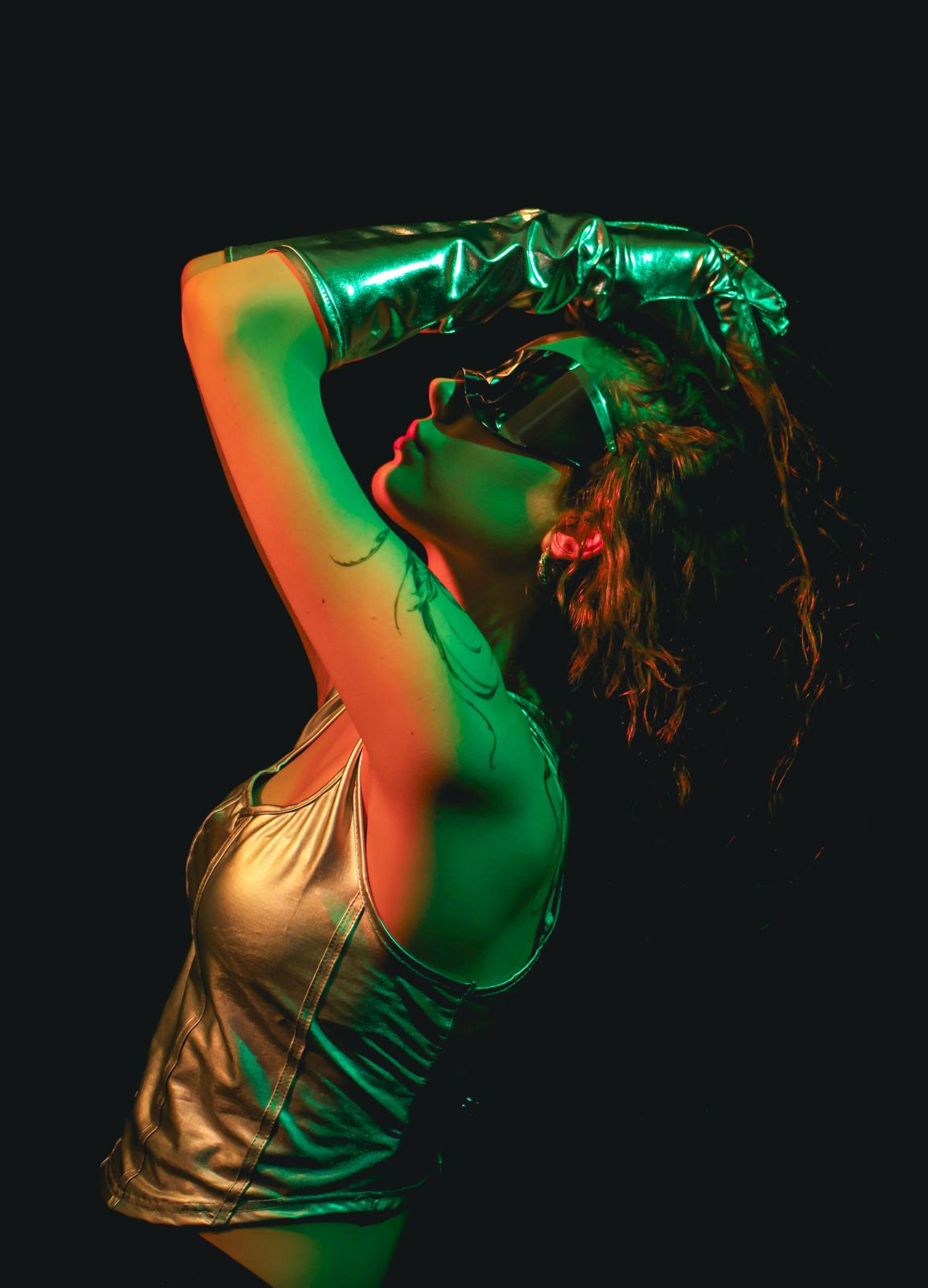 Portret editorial în studio, Dublin — lumină verde și ținută metalică